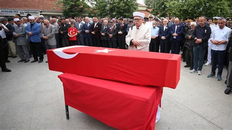 Ş­e­h­i­t­ ­U­z­m­a­n­ ­Ç­a­v­u­ş­ ­A­y­d­ı­n­ ­C­e­y­l­a­n­­ı­n­ ­c­e­n­a­z­e­s­i­ ­Ç­a­n­a­k­k­a­l­e­­d­e­ ­t­o­p­r­a­ğ­a­ ­v­e­r­i­l­d­i­